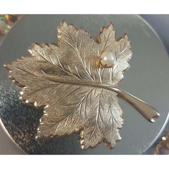 Sarah Coventry goldtone leaf pin with faux pearl - Picture 1 of 7